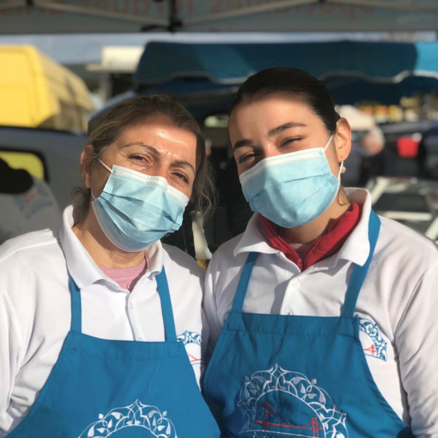 photo hanife et durkadin pendant la période de covid sur le marché de mérigniac mondésir en temp que traiteur gulsen