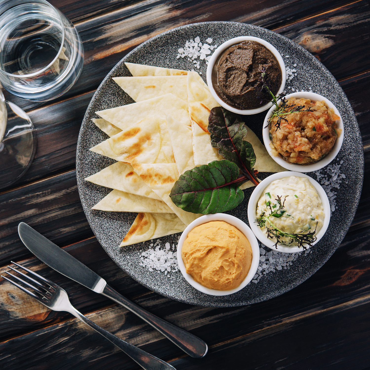 Assortiment coloré de mezzés maison servi en plateau pour événement